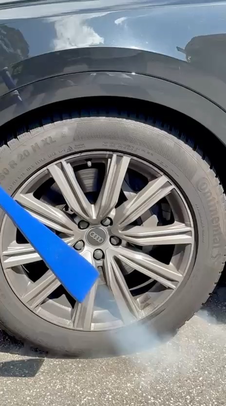 Trockeneisstrahlen reinigt eine Alufelge an einem Fahrzeug